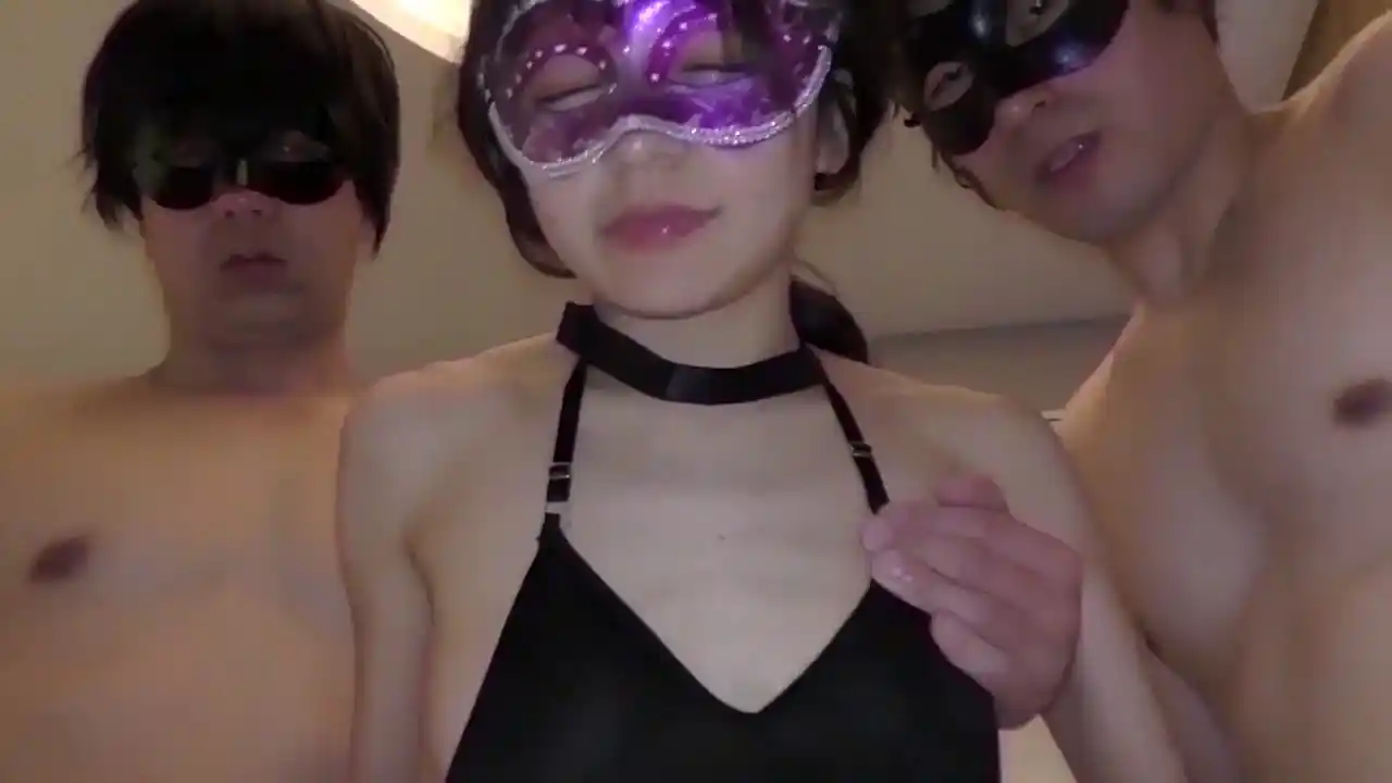 3P・Continuous Creampie A 32-year-old married woman who has completely blossomed and wants two toys with two types of toys