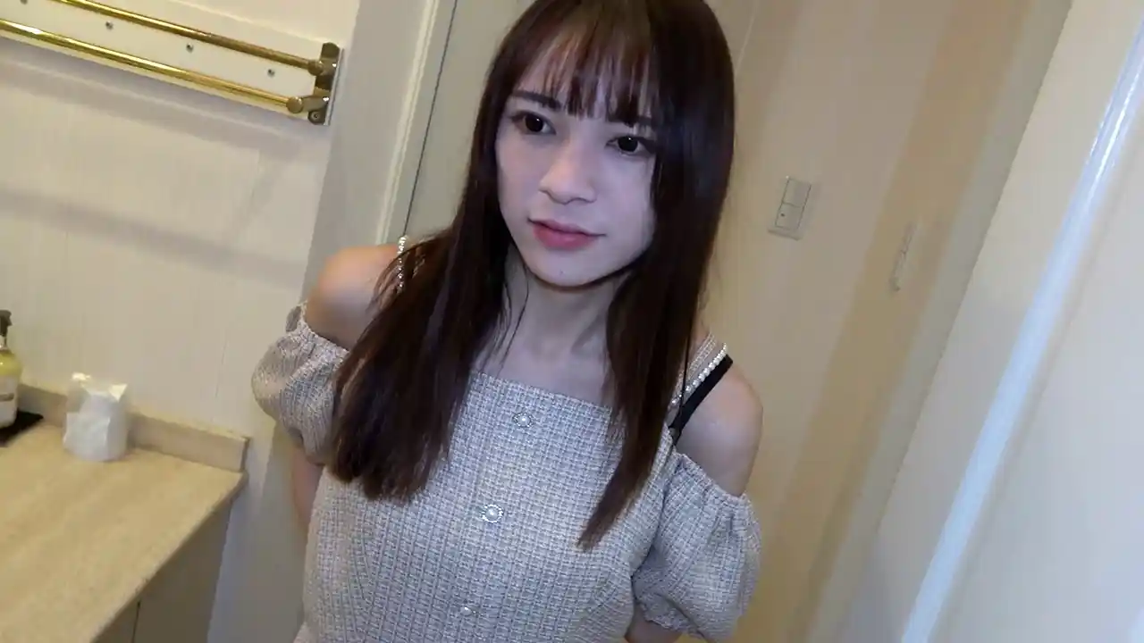 A beautiful half-Japanese girl! She looks like a cool beauty, but when you talk to her, you'll find she's really funny.